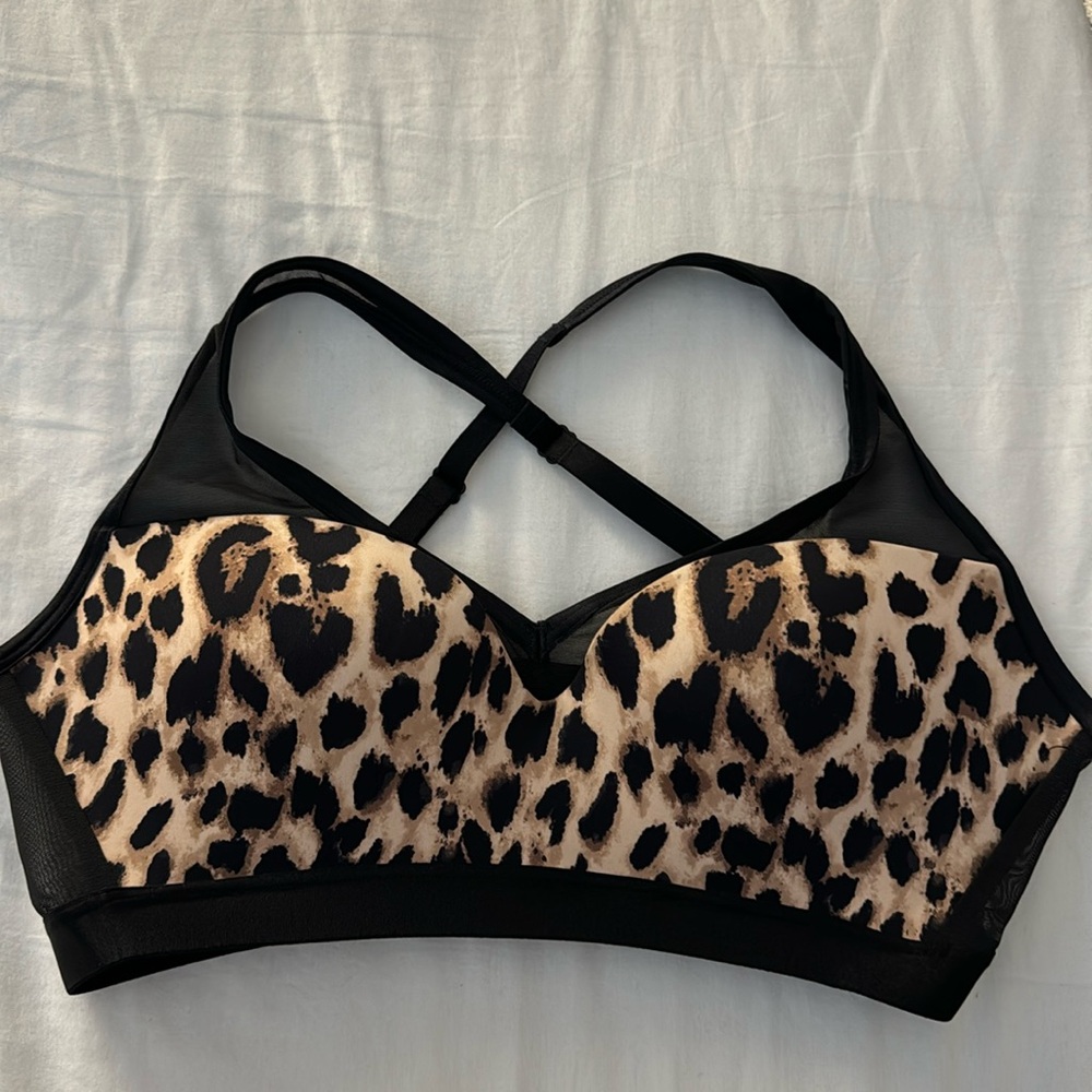 BNWOT Victoria’s Secret Medium Support Sports Bra 34D
